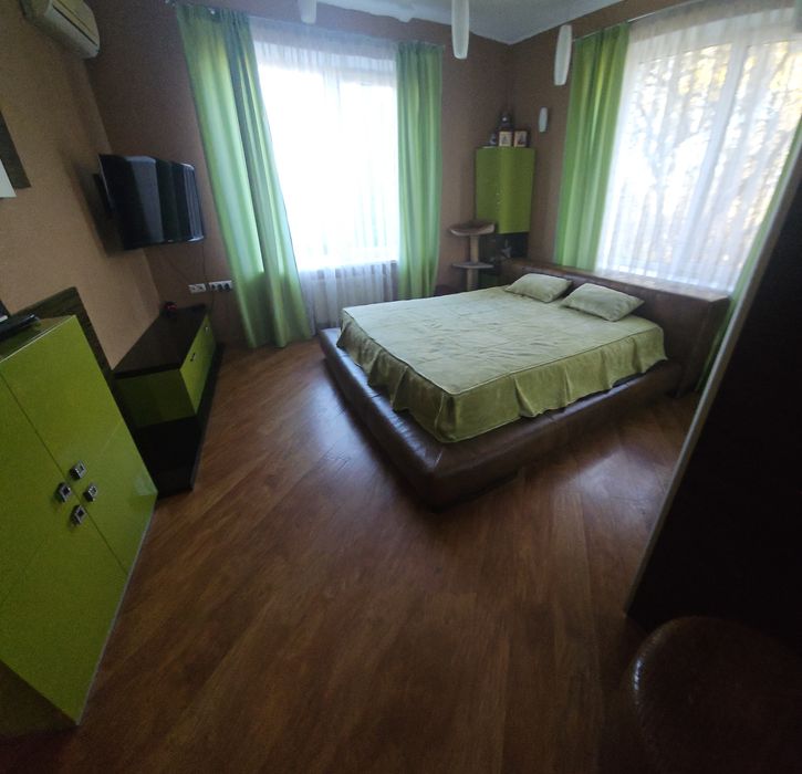 Спальня комод ліжко шафа-купе пуф