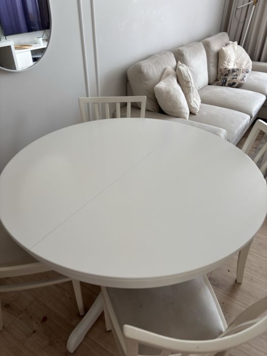 Stół okrągły z krzesłami