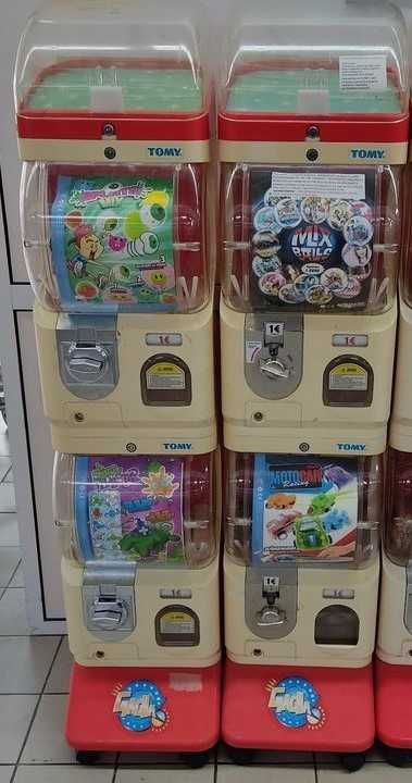 2 Máquinas de bolas com brindes Tommy Gacha