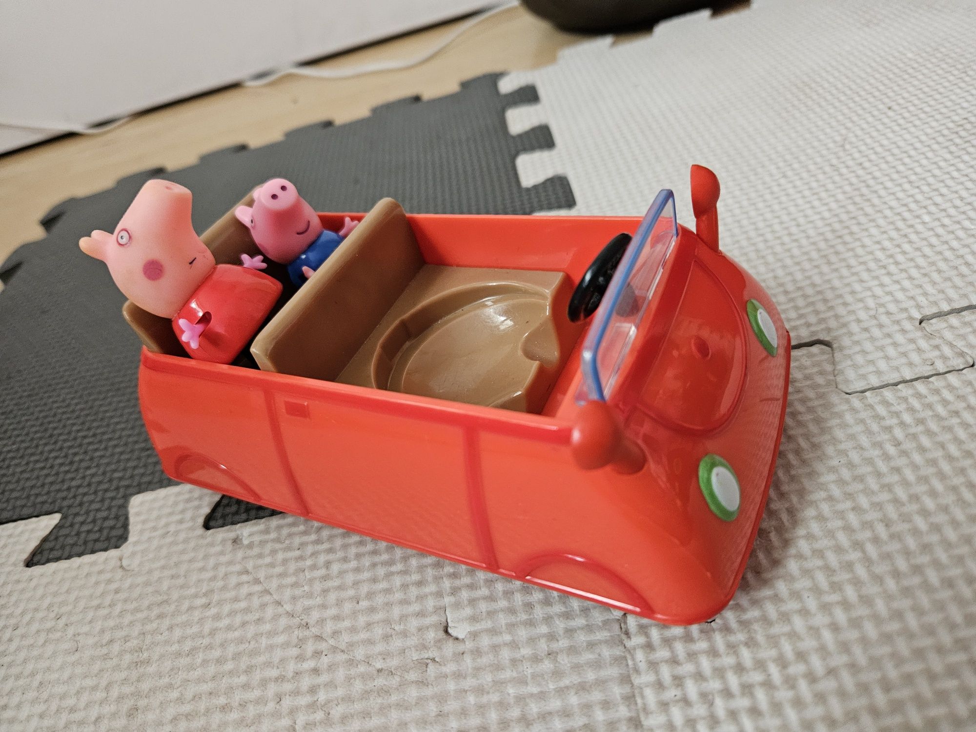 Samochód Świnka Peppa plus dwie figurki