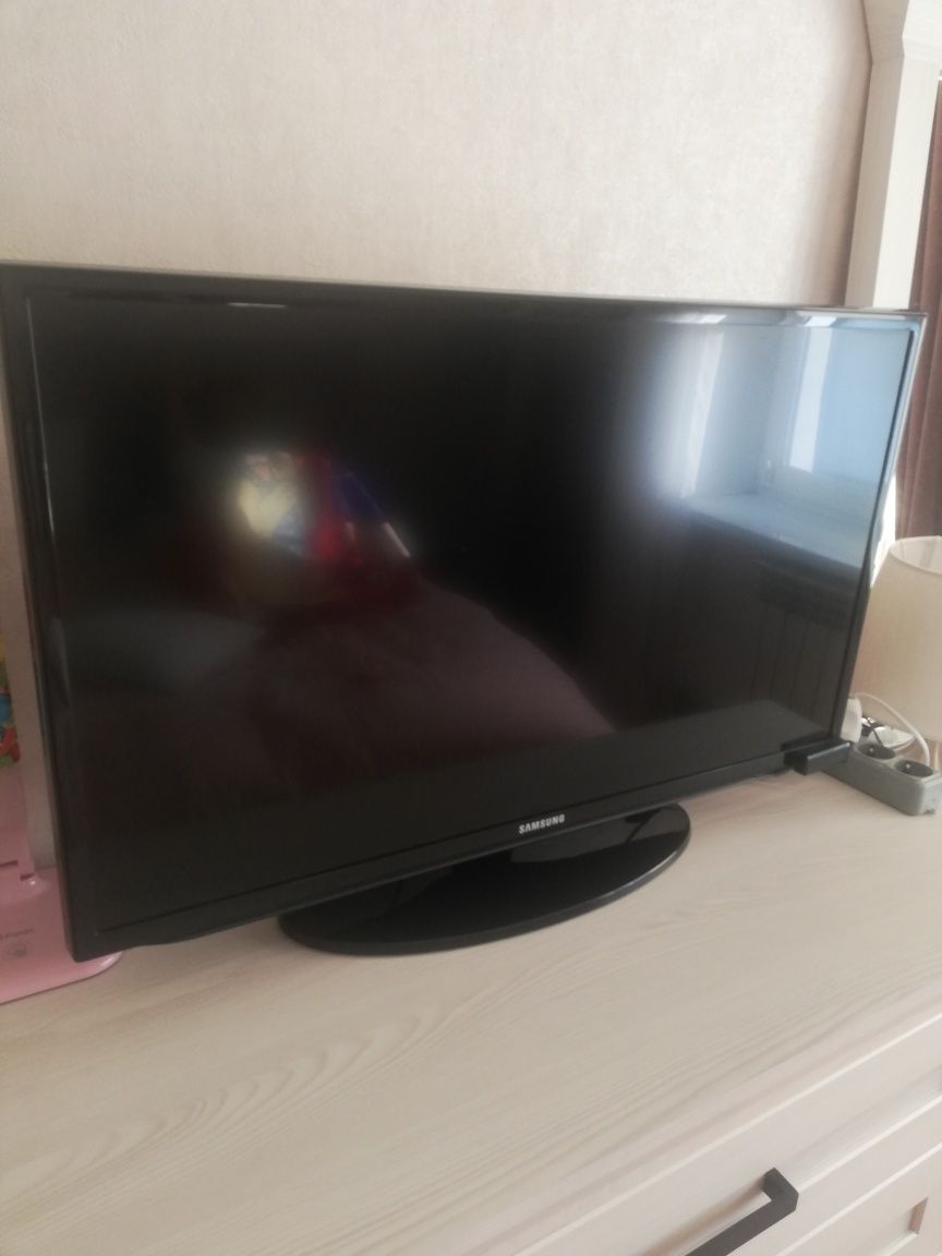 Телевізор Samsung 32 дюйми.