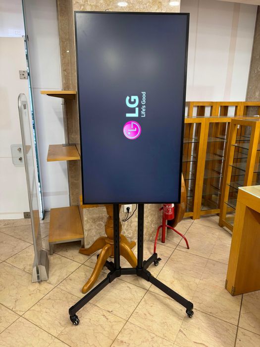 TV LG Digital Signage 55UH5F-H e base com rodas