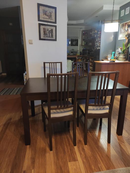 Stół z 4 krzesłami