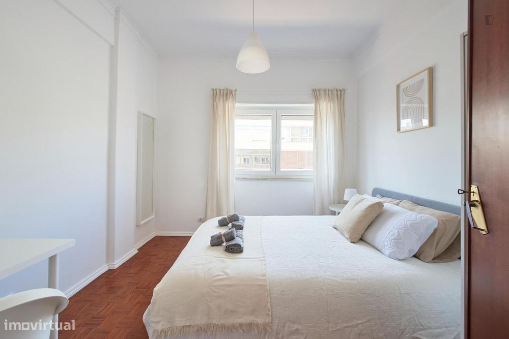 700906 - Quarto com cama de casal em...