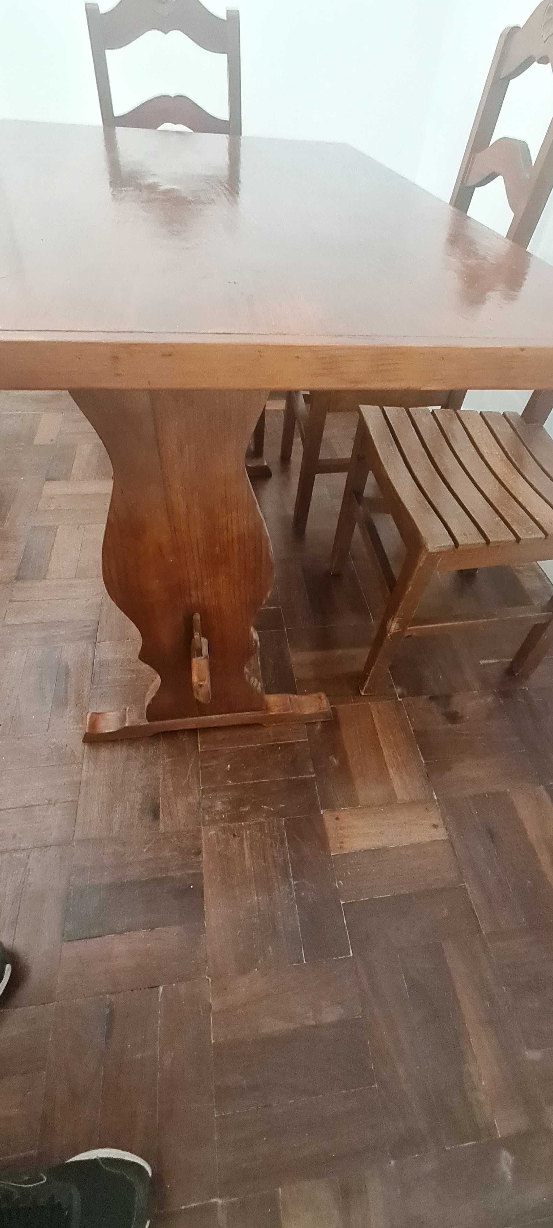 Mesa em madeira maciça Bela e resistente