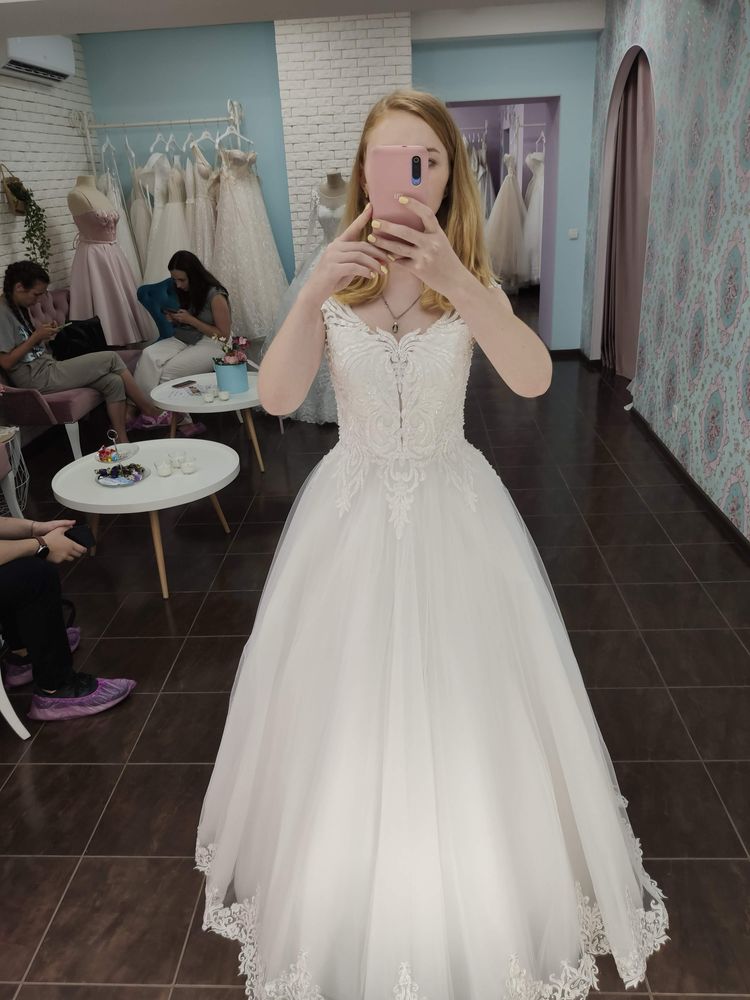 Пишна весільна сукня з мереживом та регульованим корсетом (розмір S-M)