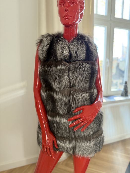 Kamizelka z naturalnego futra srebrnego lisa. Modny fason, stan bd.