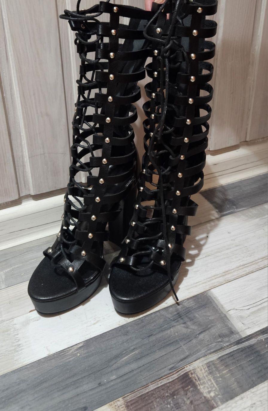 Czarne buty na wysokim obcasie