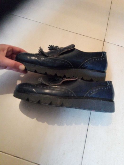 Sapatos completamente novos. De pele.Marca éxé