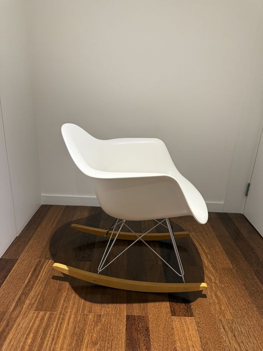 Cadeira Eames Plastic Armchair RE RAR, da VITRA