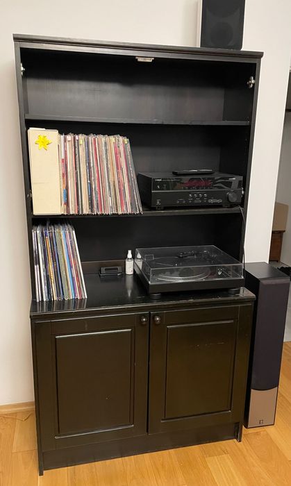 Ciemny regał z półkami