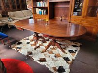 Mesa de sala em madeira - extensível - O tampo apresenta marcas de us
