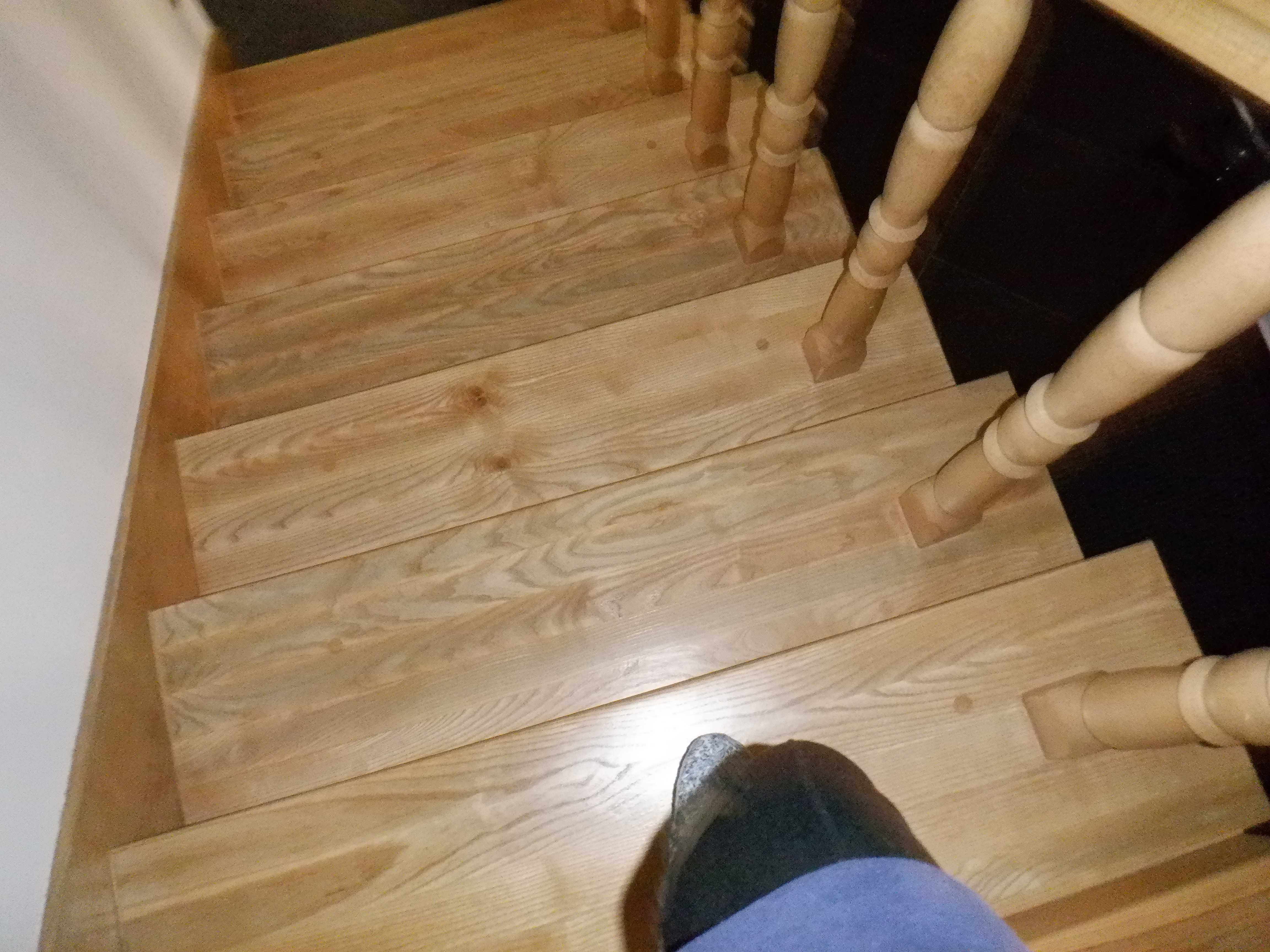 13 schodów , deski   wyszlifowane z jesionu gat. I grubość 3,5 cm