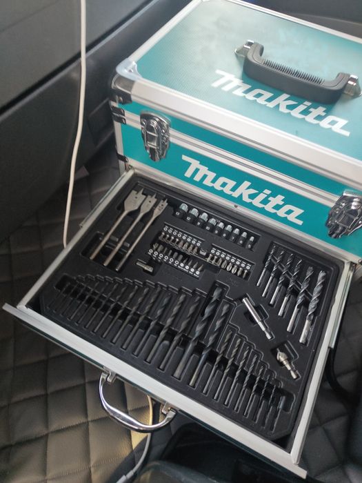 Skrzynka narzędziowa z osprzętem Makita
