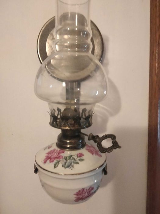 Candeeiro aplique a petróleo vintage novo.