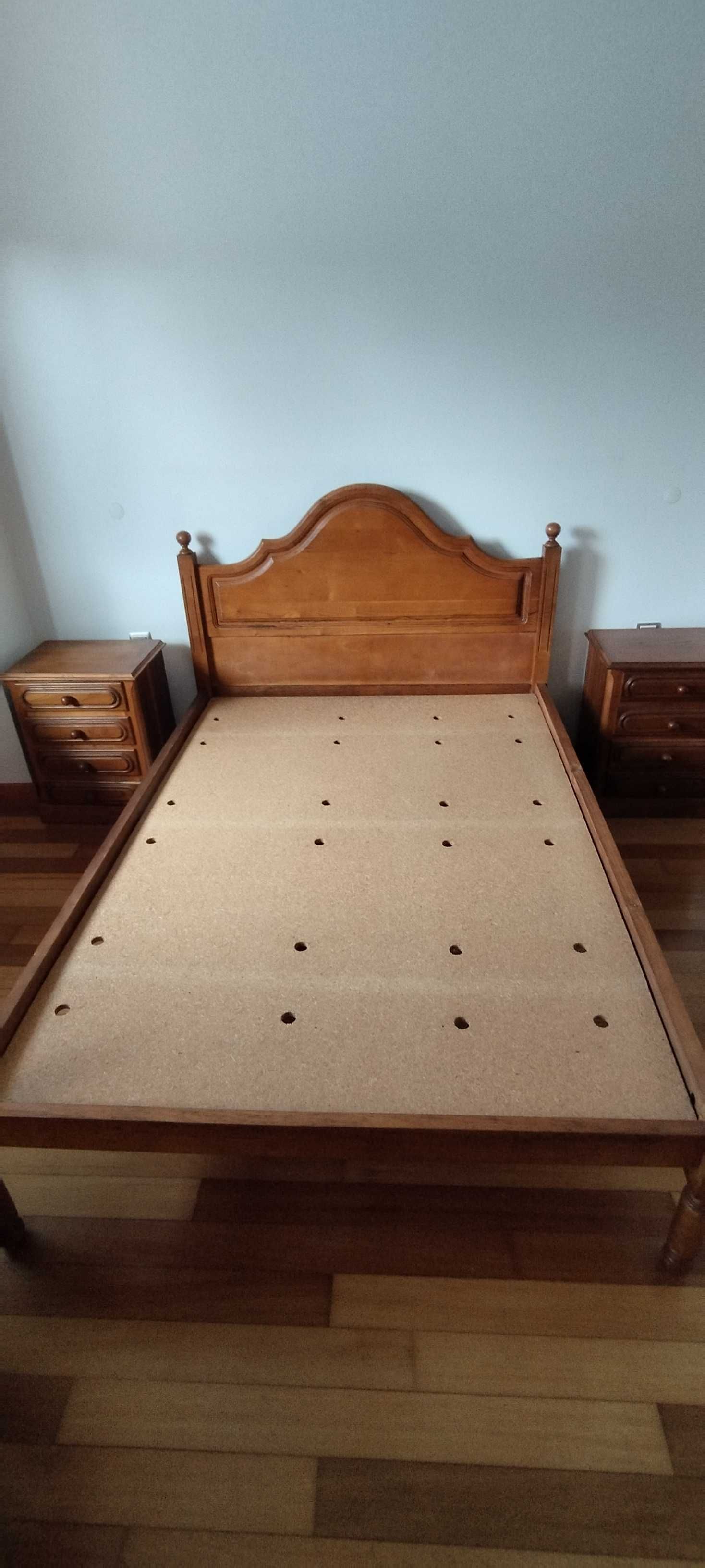 Cama casal+2 mesas cabeceira