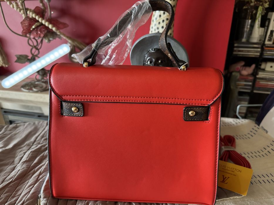 Bolsa vermelha com alça de mão e de ombro