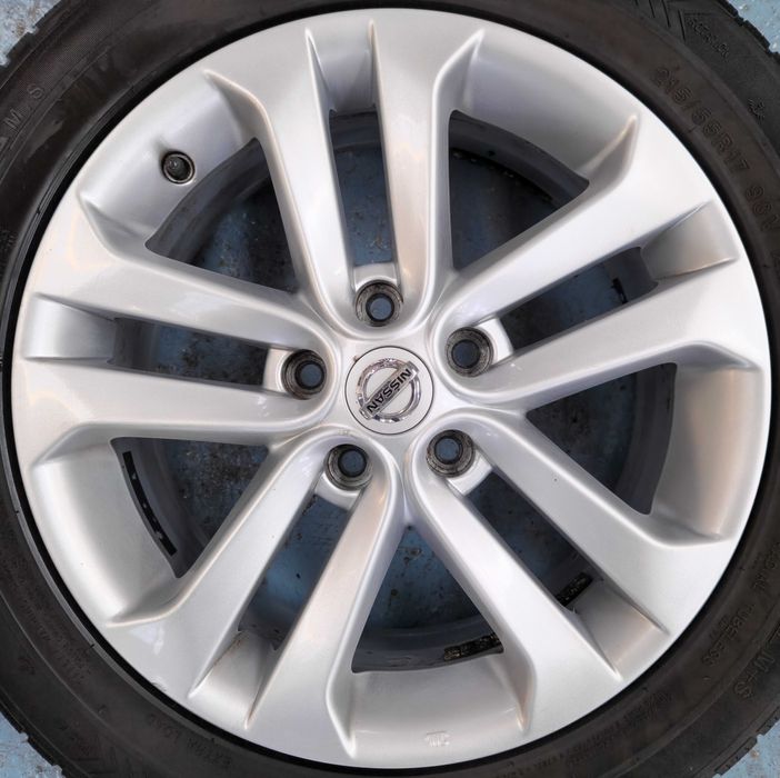 Диски r17 Nissan  5*114.3  7j*17  et-47  цо-66.1мм
