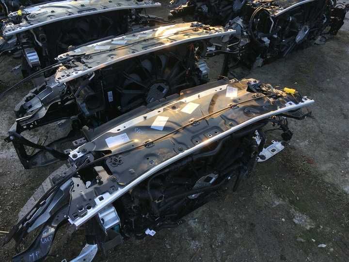 BMW 8 G16  Передня панель, телевізор