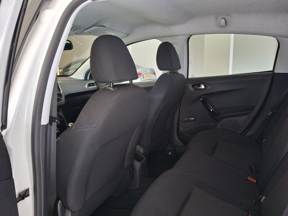 Peugeot 208 allure 1.5 Blue hdi Signature