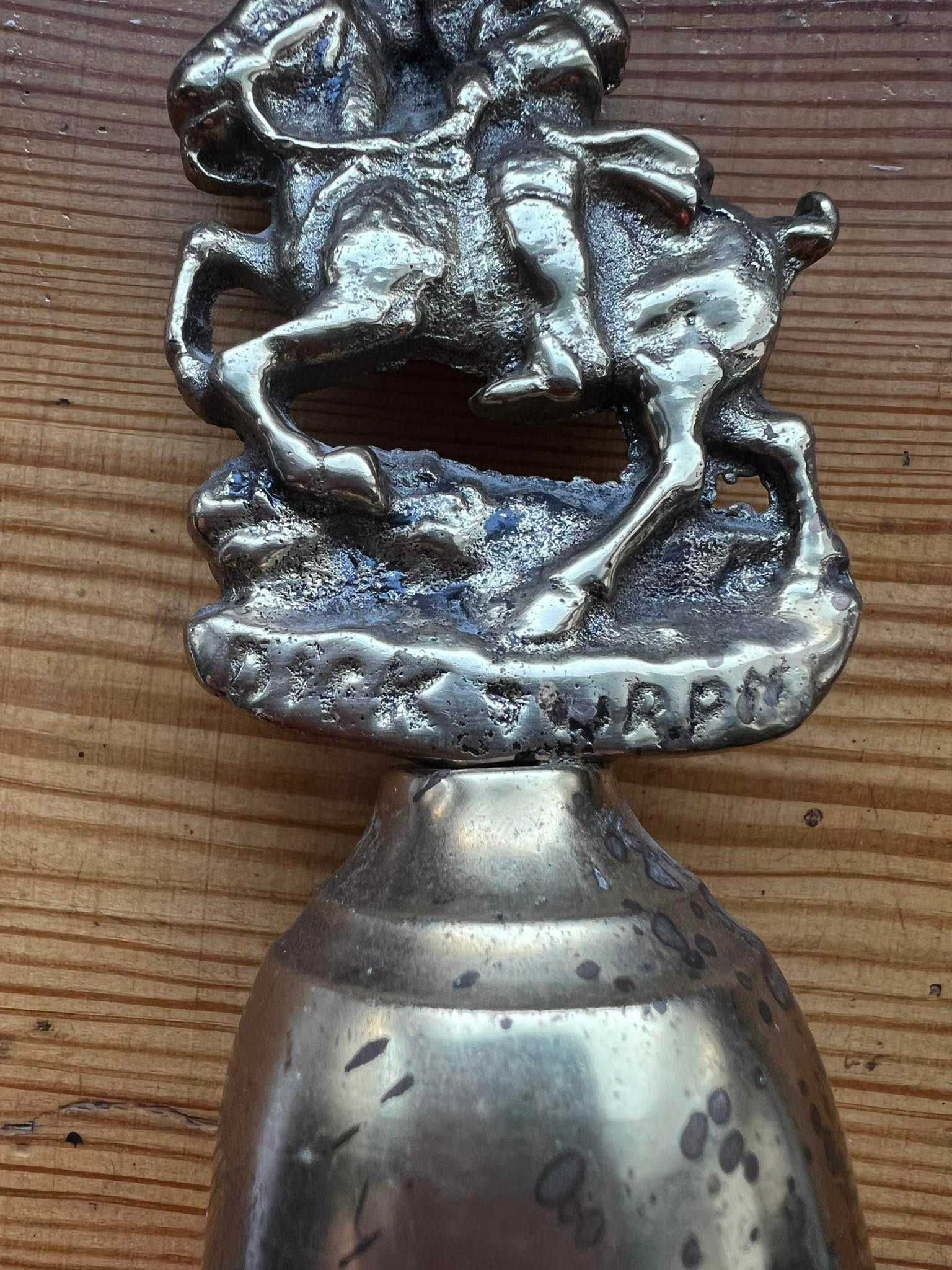 Metalowy dzwonek z wizerunkiem Dick Turpin angielski rozbójnik