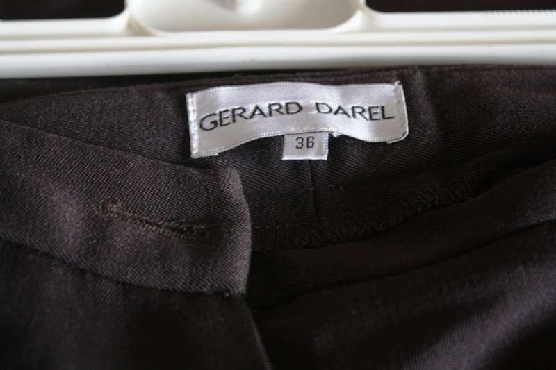 Calças castanhas vincadas de mulher GERARD DAREL tamanho 36 veste 34.