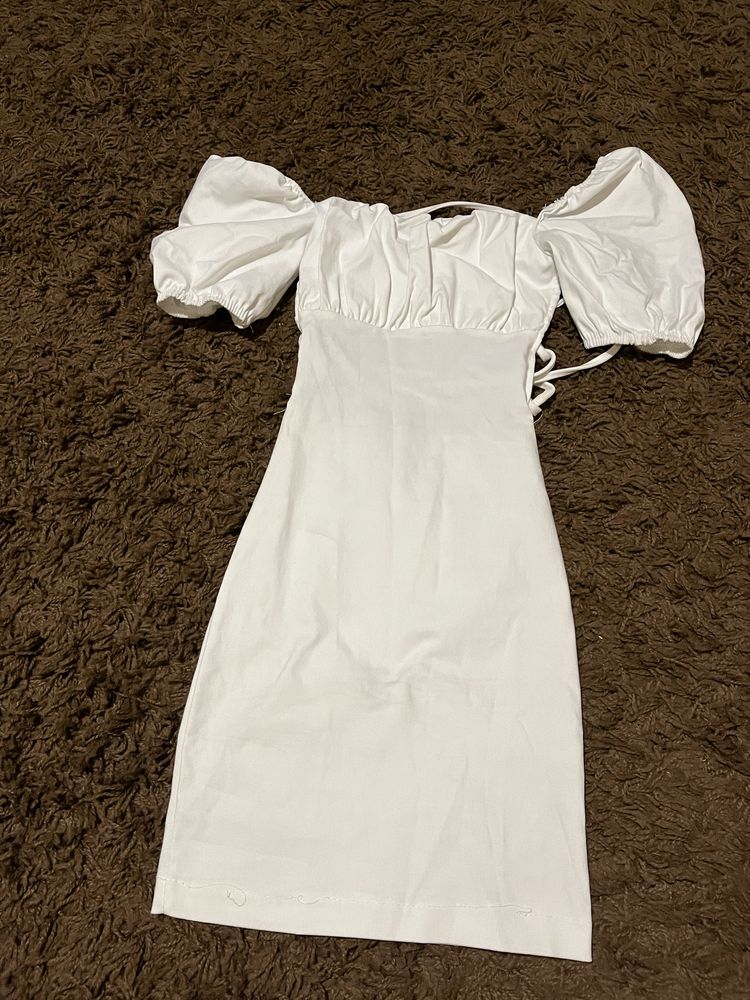 Сукня біла, приталена з відкритою спиною, платье