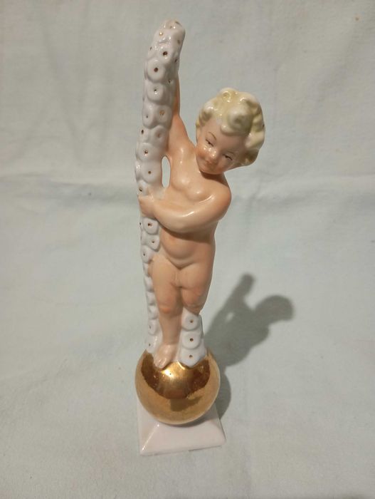 Фаянсовая статуэтка "Ребенок на шаре"