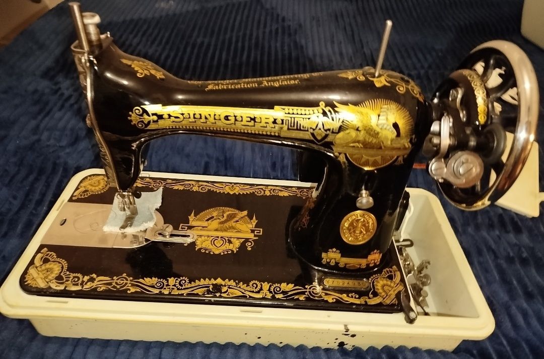 Máquina de costura Singer com movel