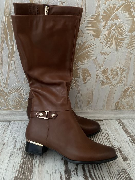 Высокие сапоги на квадратном каблуке