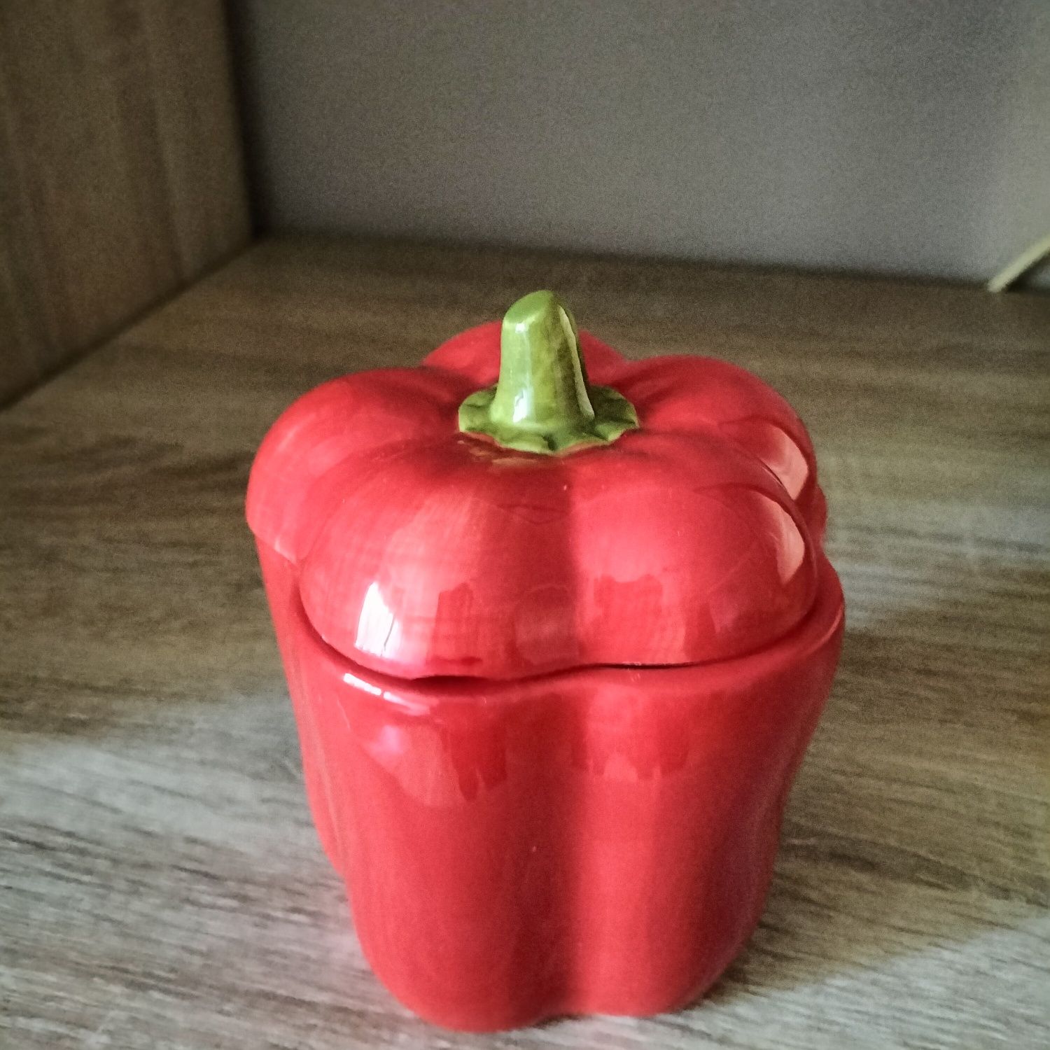 Nowy pojemnik z przykrywką Sinsay
