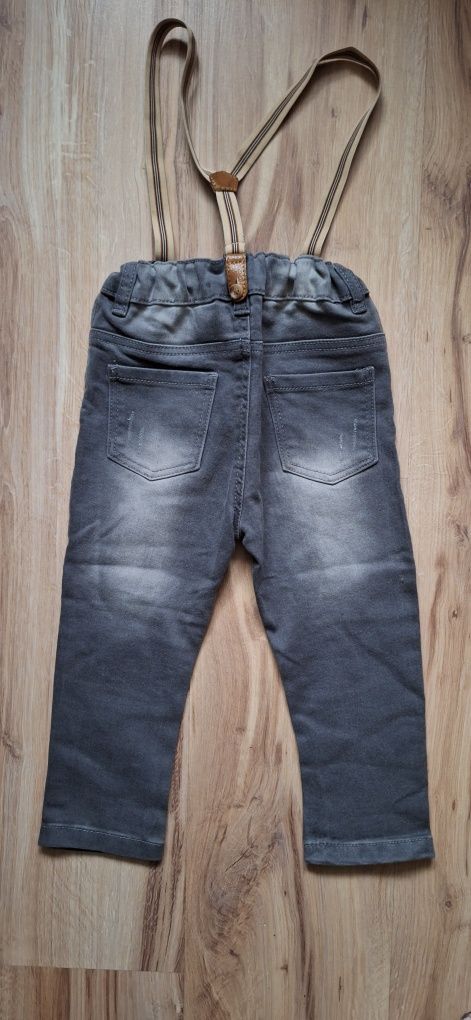 Spodnie jeansowe z ozdobnymi szelkami vintage i przetarciami. Do sesji