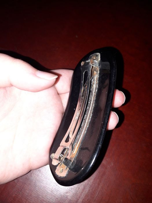 Заколка для волос серая с рисунком пластиковая серебрянная