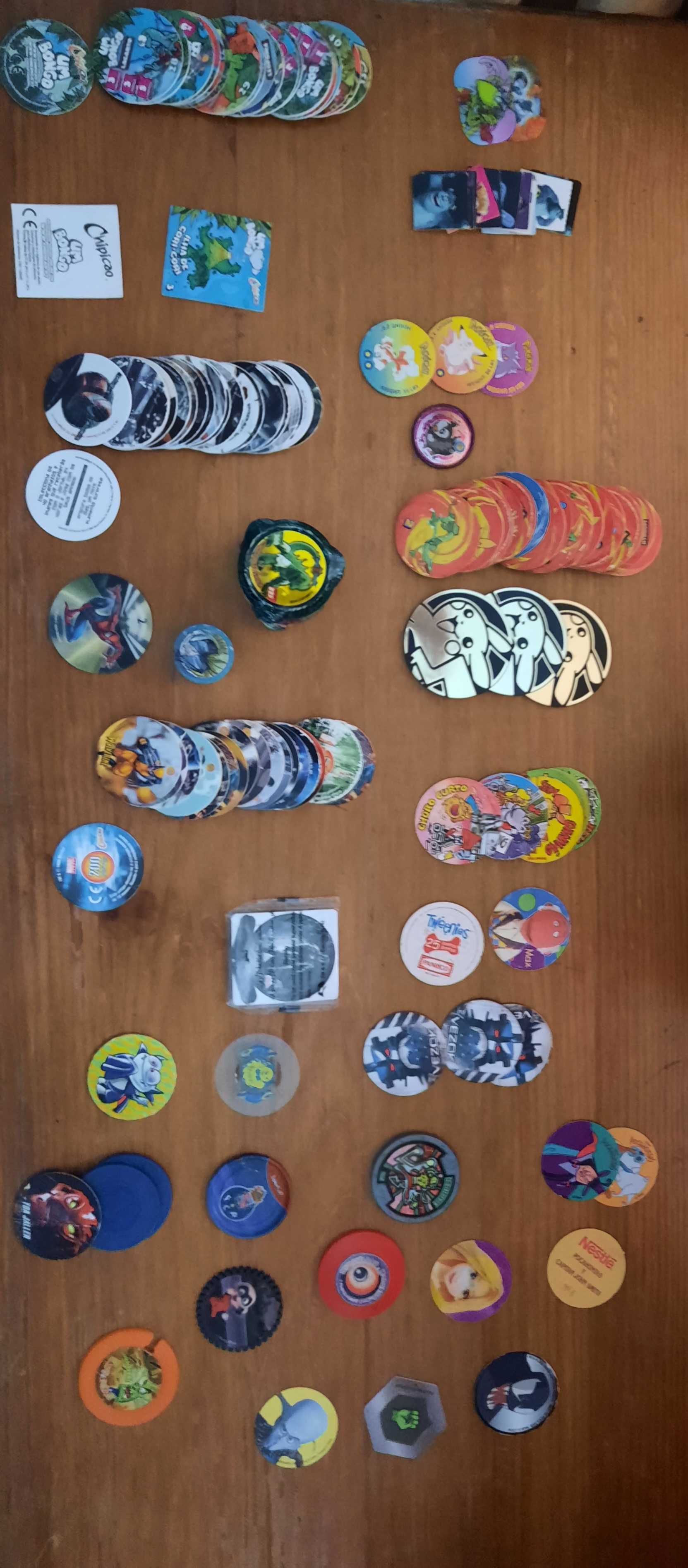 Várias coleção de tazos