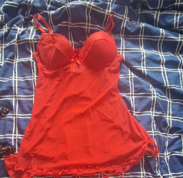 czerwony  komplet. Koszulka nocna plus stringi Roz S