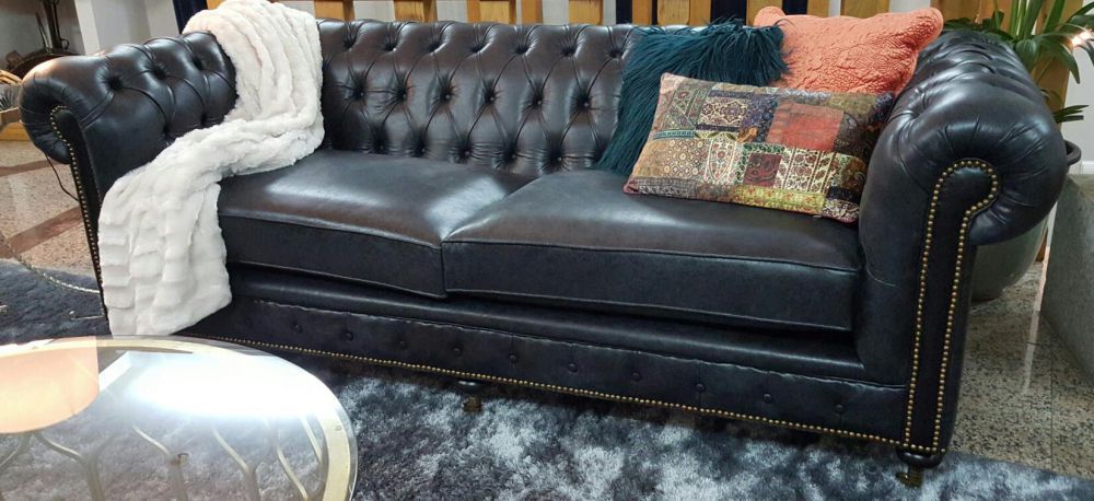 Sofa Chesterfield em pele envelhecida - Novo