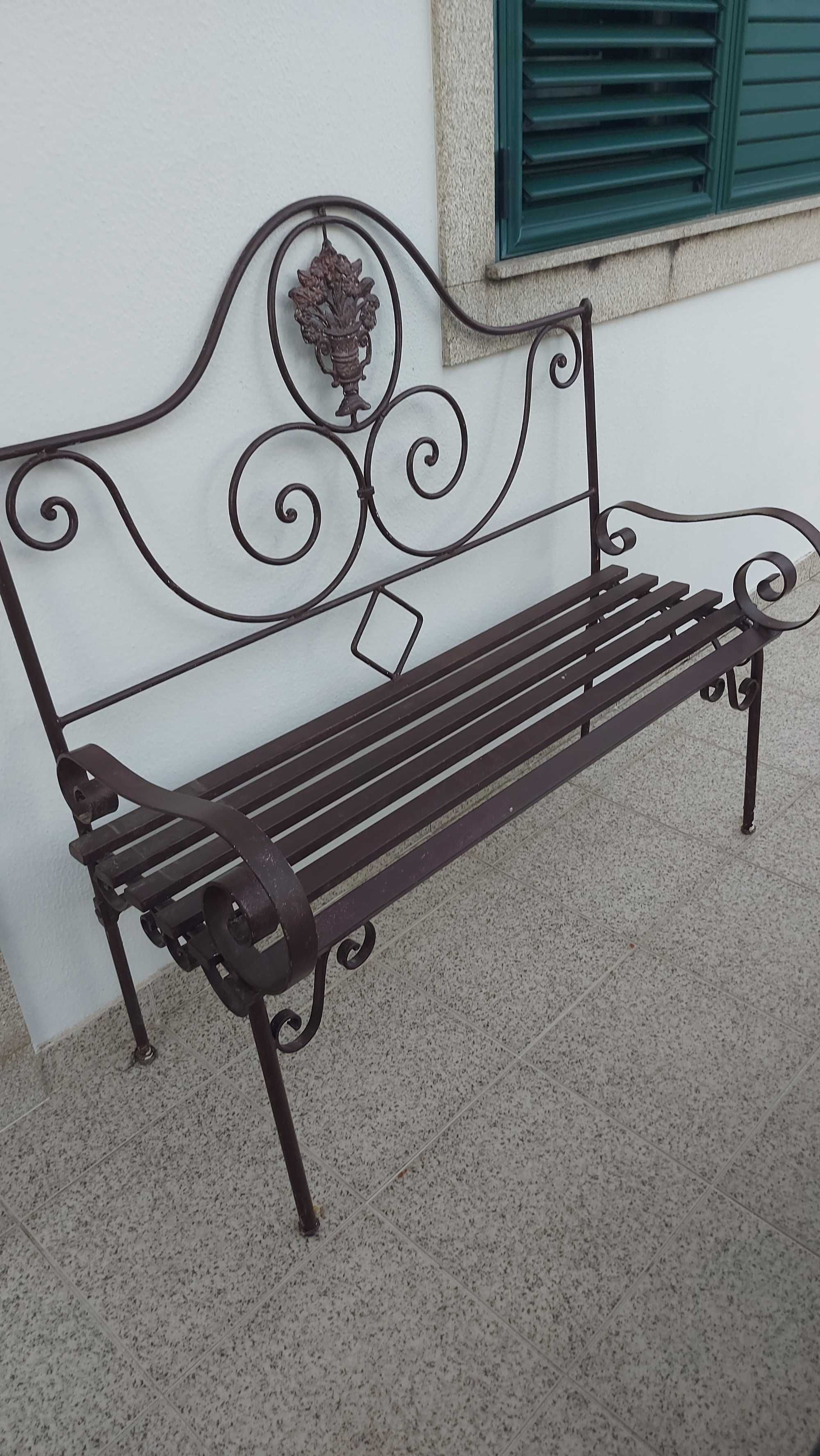 Banco de jardim castanho
