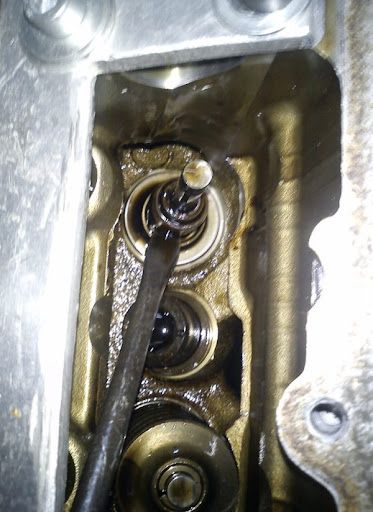 Wymiana uszczelniaczy zaworowych na samochodzie