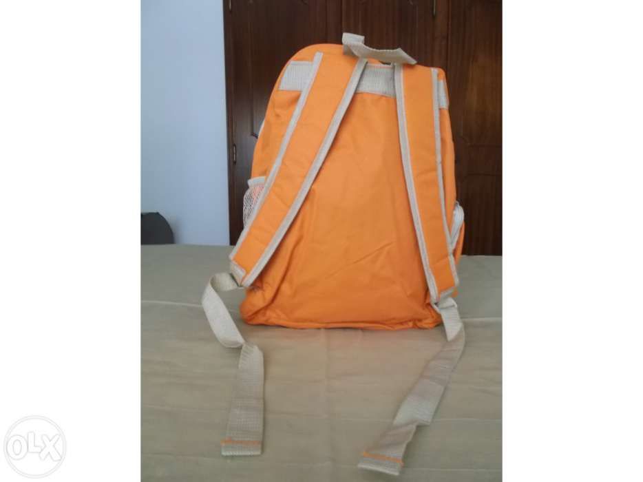 Mochila em tons laranja