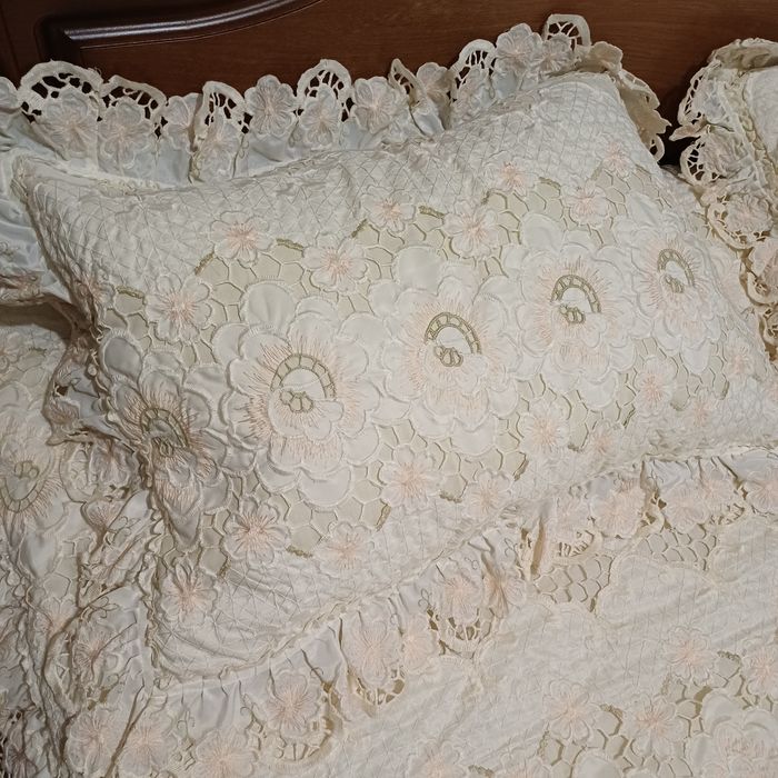 Переїзд. Продаю зайве. Вінтажна ажурна ковдра  з наволочками.