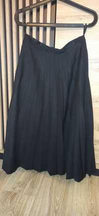 Czarna plisowana spódnica midi