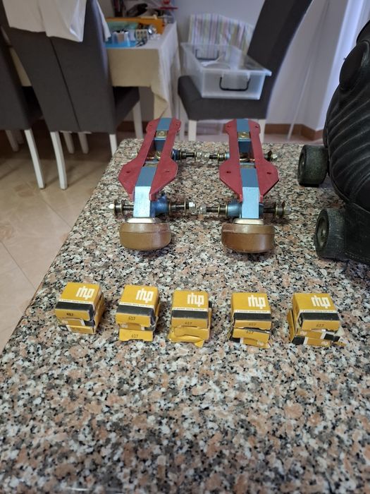 Par de pantins com bota + Par de chasdis de patins +16 rolamentos