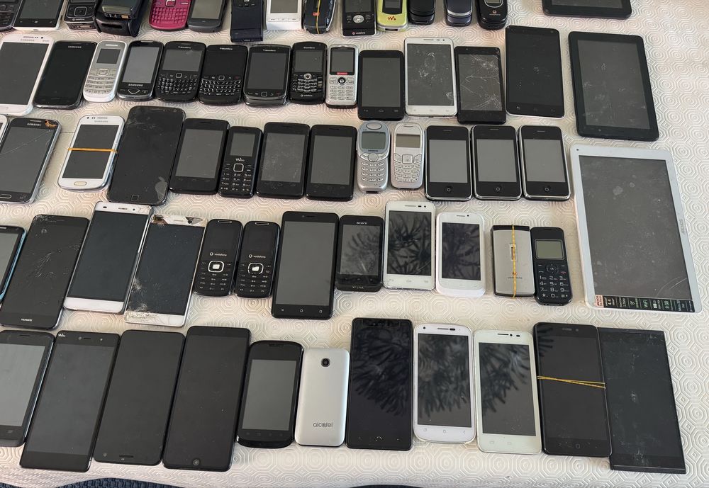 Lote 116 telemóveis (Nokia,Samsung,Huawei,Motorola, etc) e 4 tablets