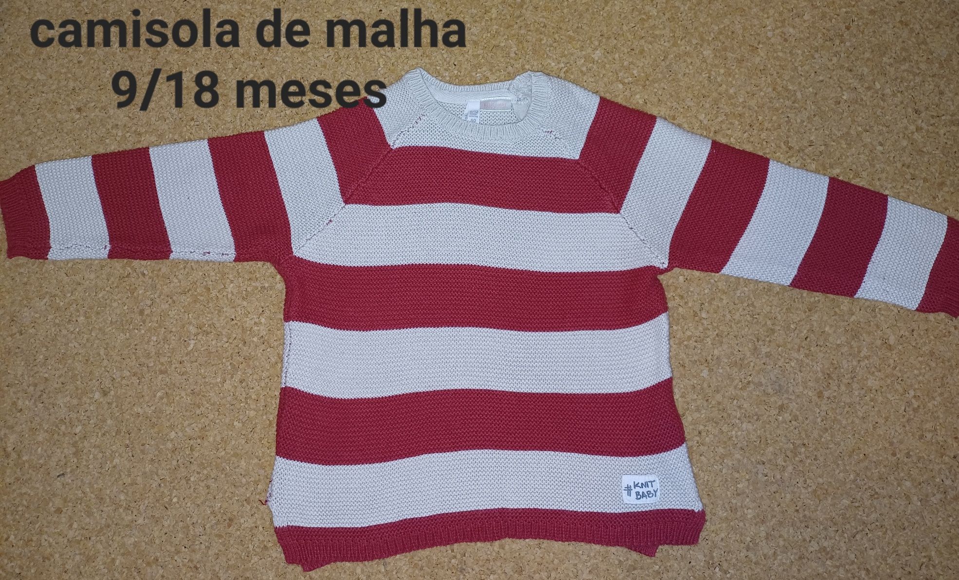 camisola de malha, tamanho 9/18 meses.
Riscas vermelhas e bege.