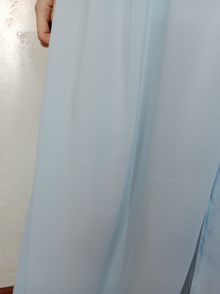 Niebieska sukienka na jedno ramię z rozcięciem na nogę loola zelia m