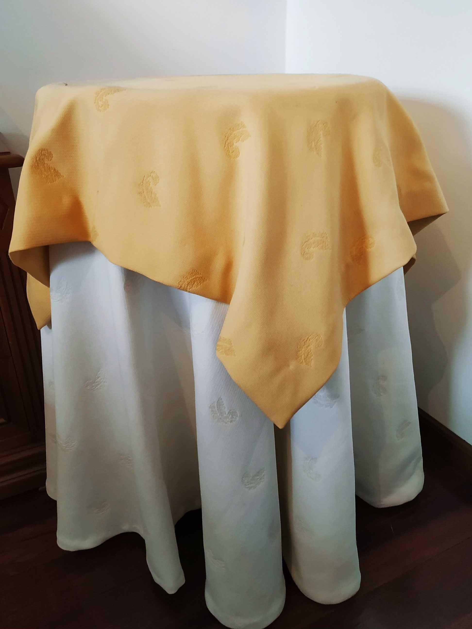 Conjunto de toalhas para mesinha de quarto