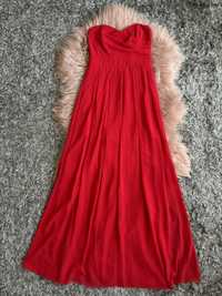 Długa elegancka sukienka wieczorowa czerwona z odkrytymi ramionami