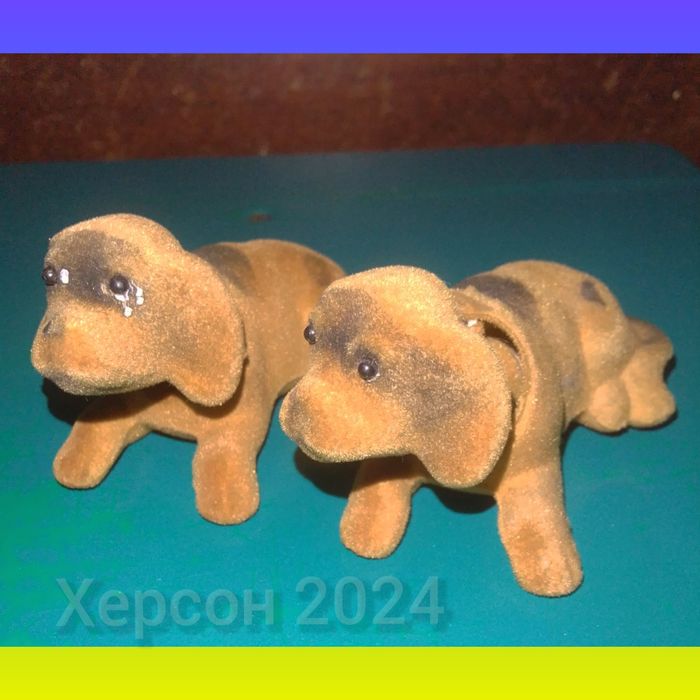 Собачка головой качает