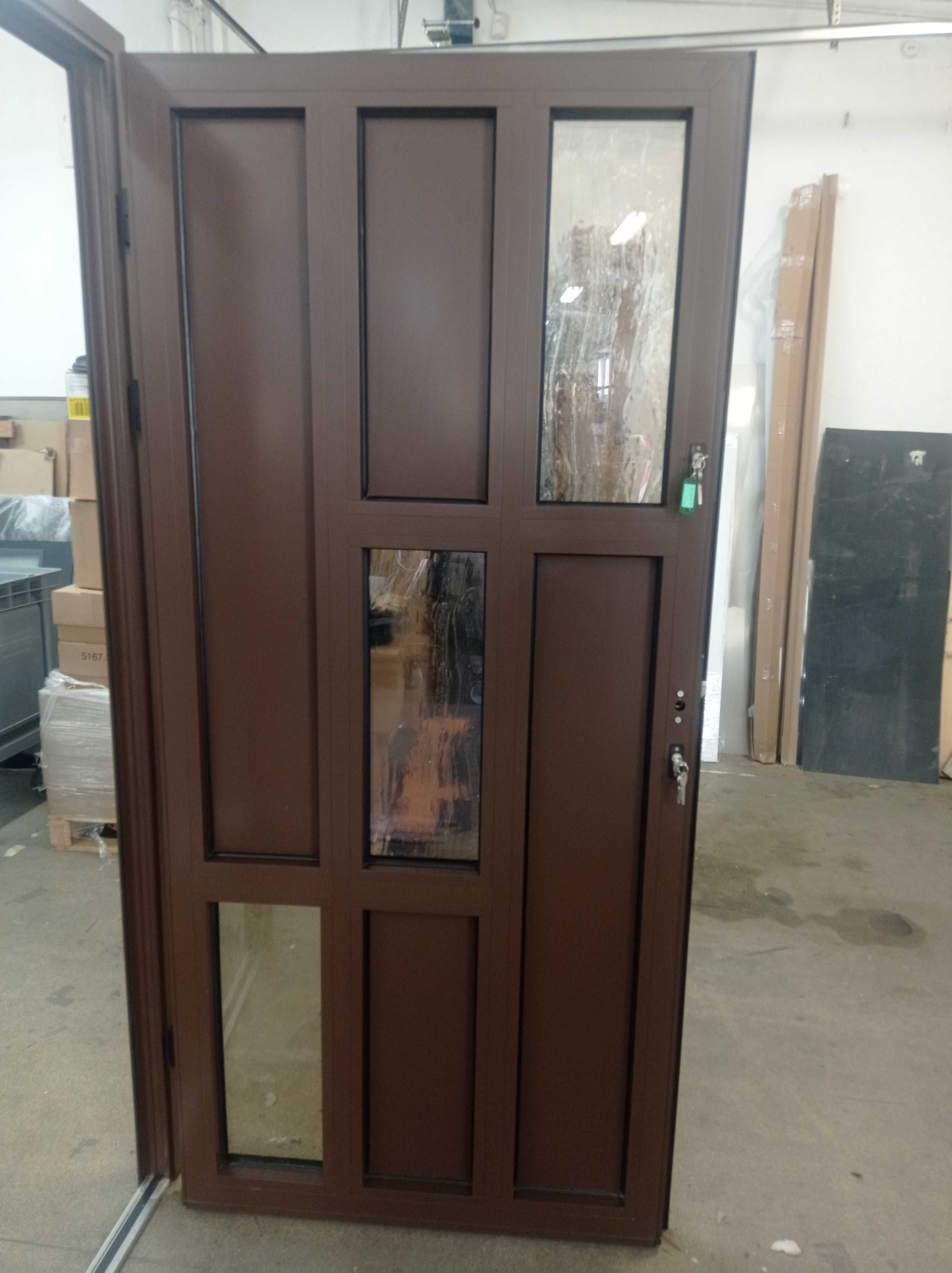 Drzwi aluminiowe wsadowe z szybą ornamentową