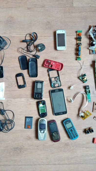 Ящик 3. Плати мультиметра, UPS, телефони, пульти, зарядки